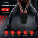 Vrouw met kettlebell van 40 kg, zwarte en rode kleuren.