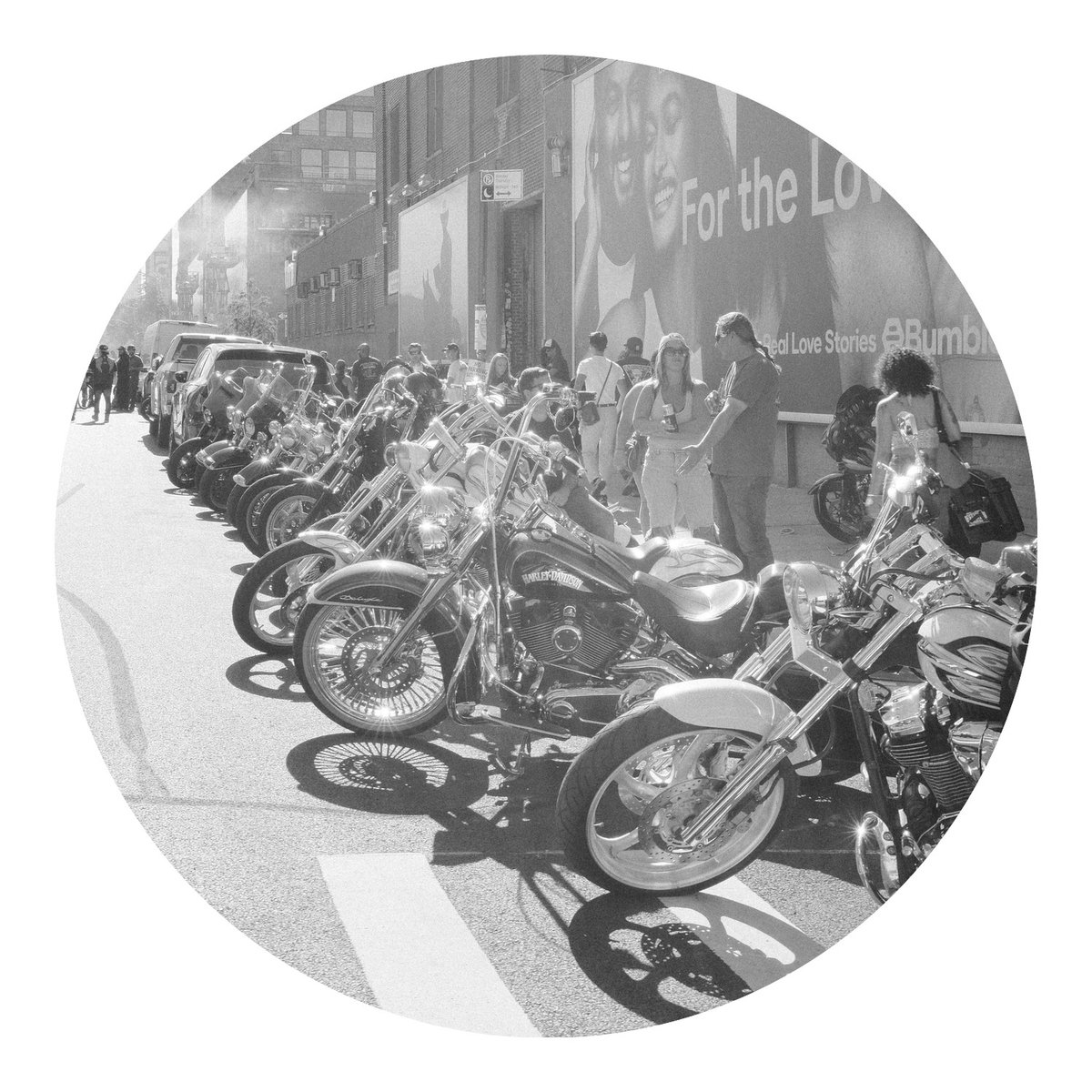 Motorcycles Stadsstraat Zwart-Wit Foto - Wandcirkel 90 cm - Muurcirkel Binnen, Ronde Wandd