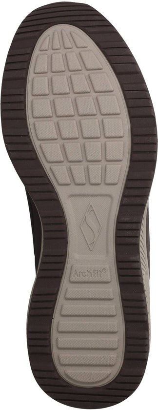 Onderkant van een donkerbruine sneaker met beige zool en Skechers Arch Fit logo.
