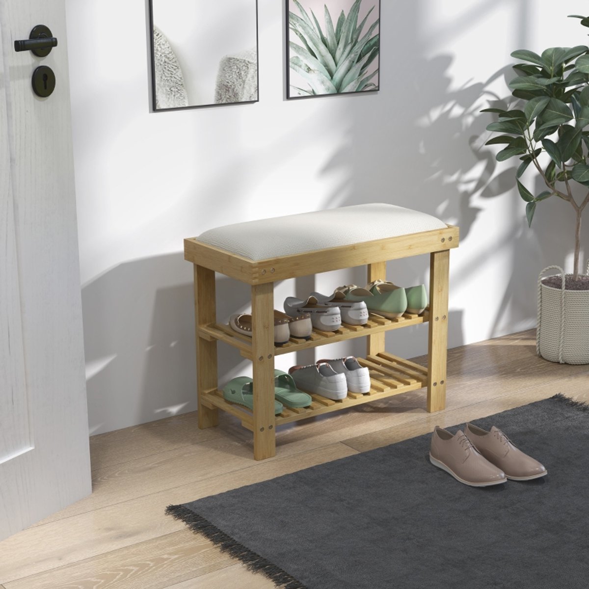 OKWISH Bankje 60 x 29 x 49 cm – Bamboe Schoenenbank met Zitkussen en 2 Open Vakken – Voor Hal en Gang – Hout – Crèmewit