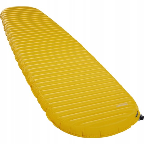 Gele Thermarest NeoAir XLite NXT slaapmat met horizontale ribbels, opgerold.