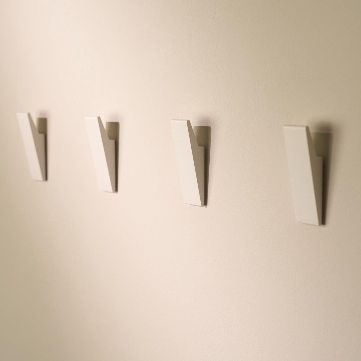 Famanu – Zelfklevende wandhaken zonder boren, handdoekhaakjes voor keuken en badkamer, set van 4 stuks, modern design, mat zwart