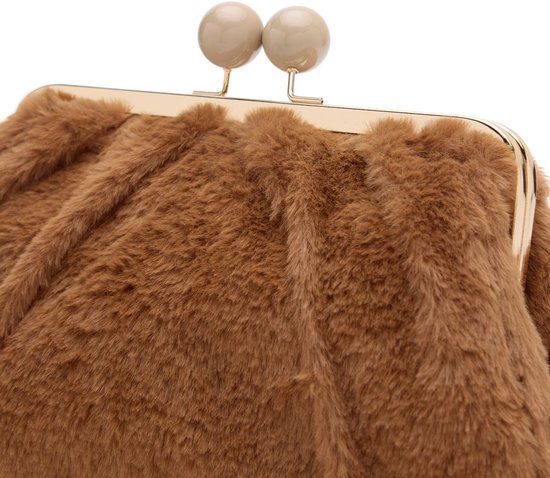 Detail van de bruine, ruchesvormige clutch van nepbont met gouden frame en ronde knopen.