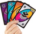 Hand met vier UNO Flip kaarten: een paarse met een pijl, een turquoise met +5, een oranje met een cirkel en een zwarte met een stapel kaarten.