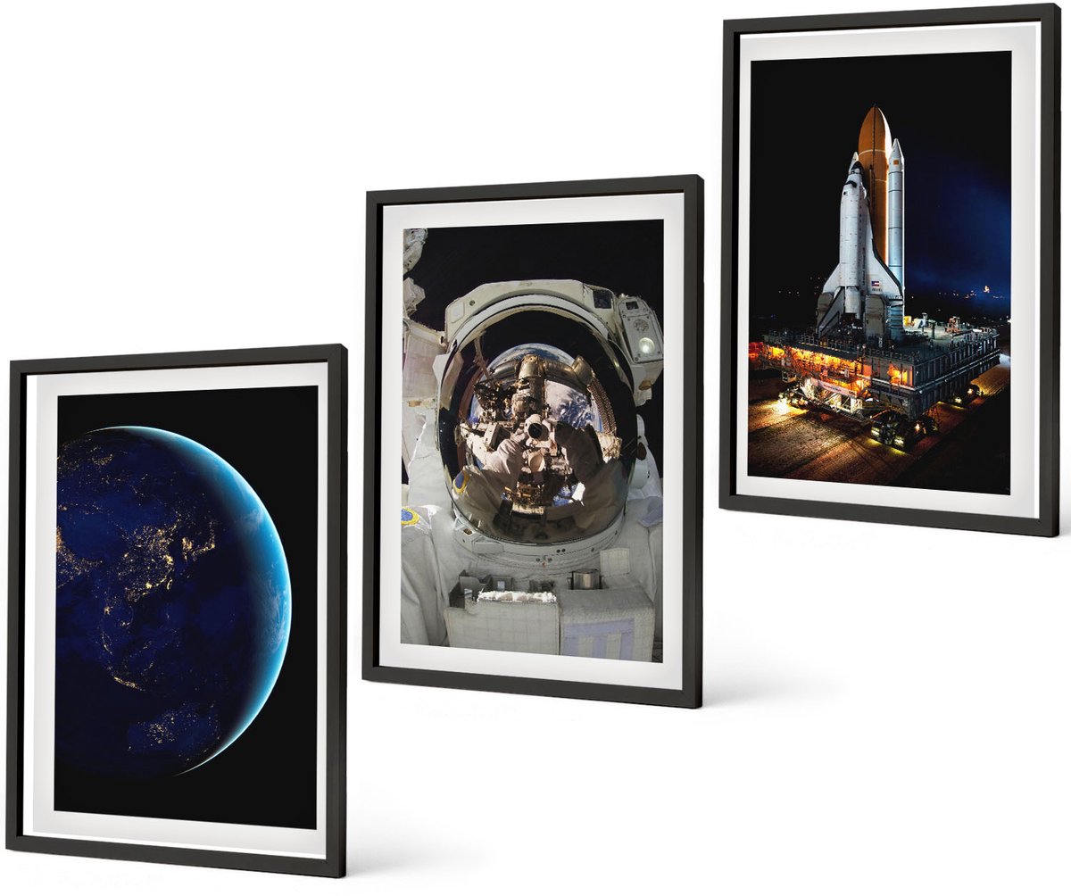 Coloray 3-Delige Schilderij Set - Ruimtebeelden Met De Aarde, Astronaut En Raket - 40 x 60 cm - Decoratieve Muurdecoratie - Slaapkamer - Stijlvolle Muurdecoratie