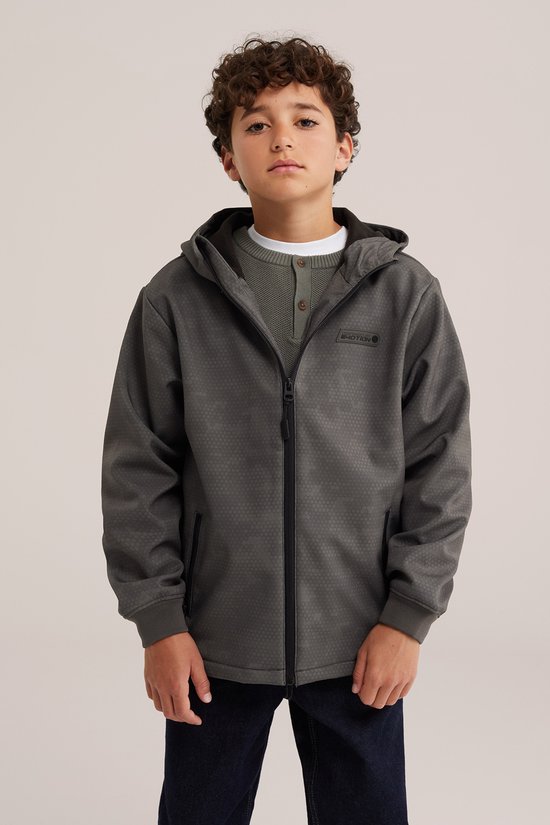Jongen in grijze softshell jas met capuchon en subtiel ruitpatroon. Draagt groene trui.