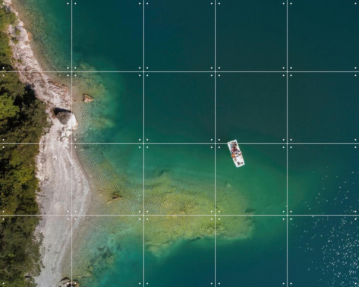 IXXI Aerial View Of Emerald Lake And Boat, Claire Droppert - 100 x 80 cm - Gratis ophangtool - Grote wanddecoratie en posters - Realisme, Fotografie