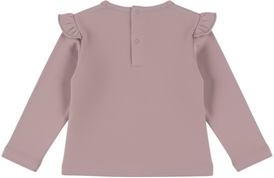 Achterkant van een oudroze T-shirt met lange mouwen en ruches op de schouders.