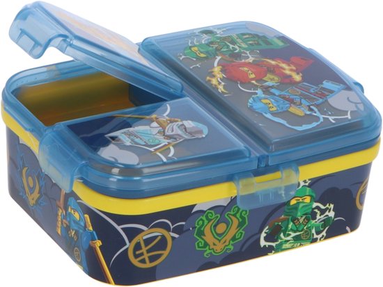 Donkerblauwe broodtrommel met gele rand en blauw deksel, deels geopend. Versierd met LEGO Ninjago karakters. Totaal 4 vakken.