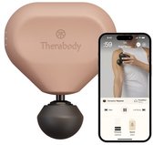 Roze Theragun mini met standaard opzetstuk en smartphone die de Therabody app toont met een man die arm masseert.