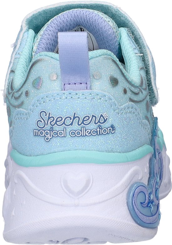 Achterkant lichtblauwe sneaker met glitters en 'Skechers magical collection' opdruk.