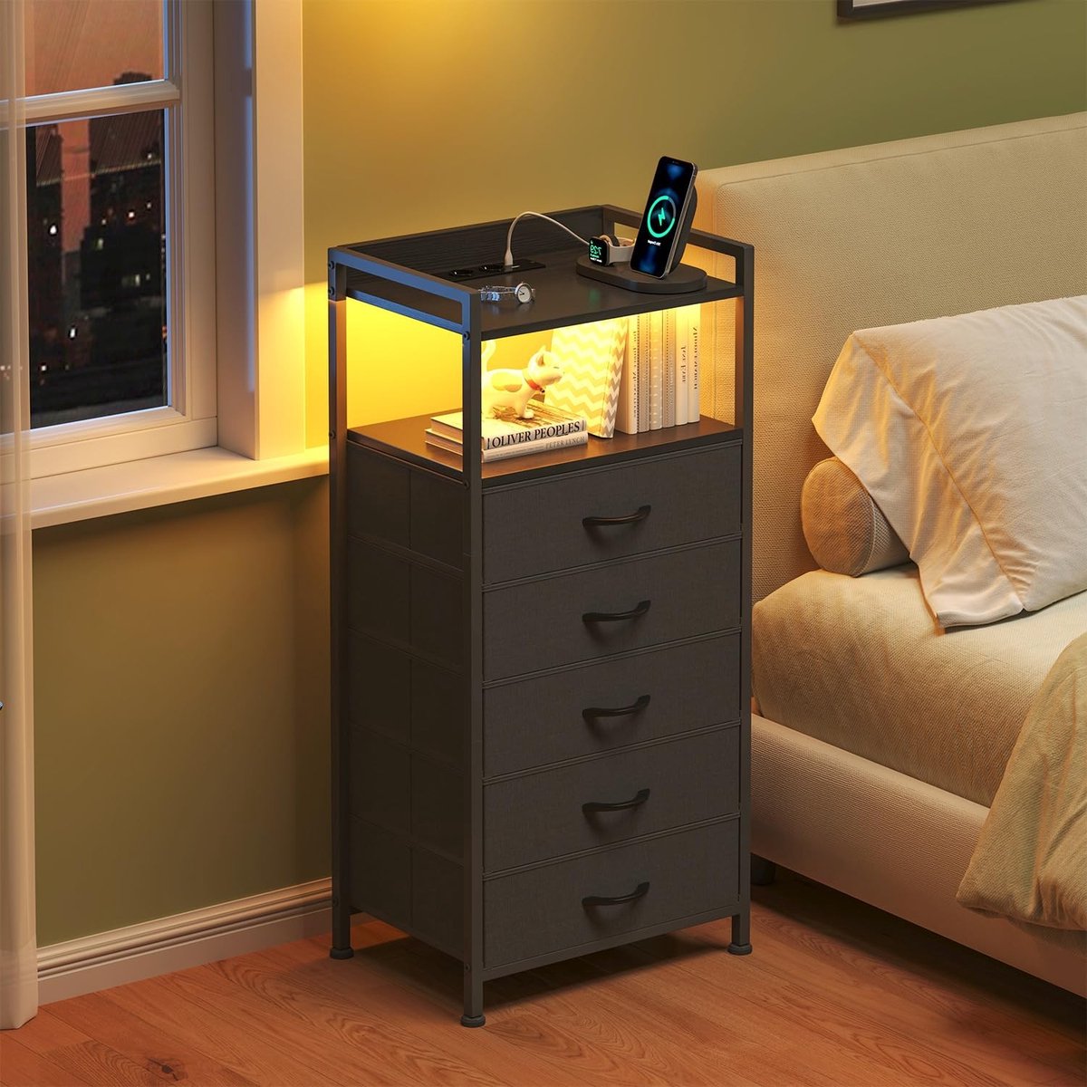 Omgoods - Bedside Table met Oplaadstation en LED Verlichting - Zwart met Opberglades