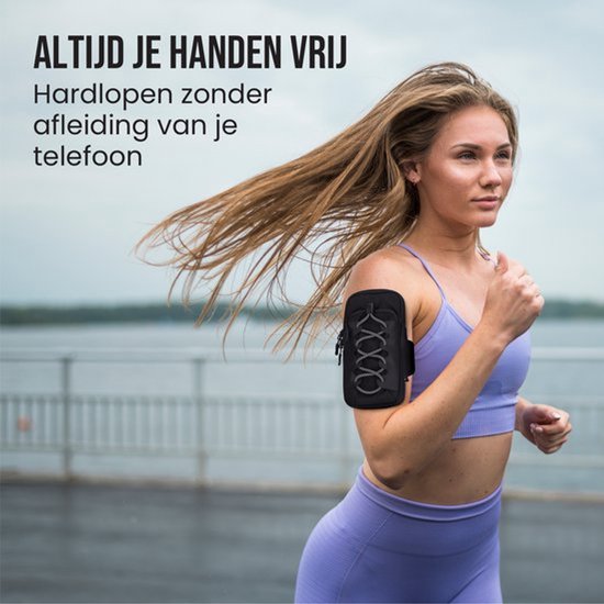 Vrouw in sportkleding met telefoon armband om haar linker bovenarm.