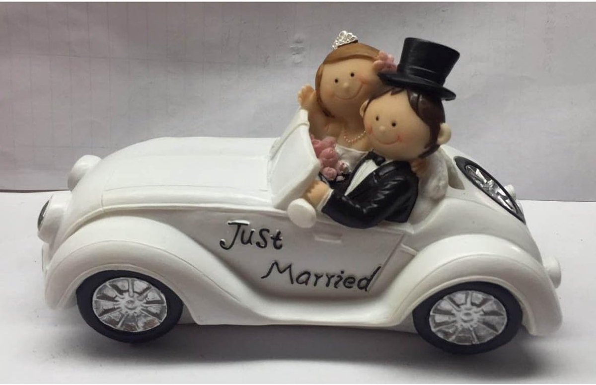 bruidspaar in cabrio - Just Married - bruiloftsauto met bruidspaar