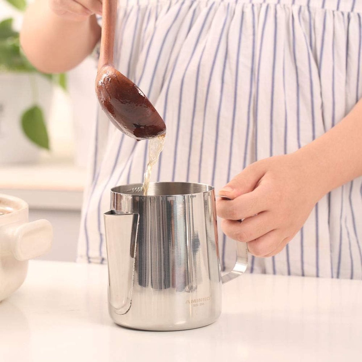 SnelShoppen - RVS Maatbeker 900 ML - Roestvrijstalen Maatbeker met Gietrand en Inhoudsindicatie - Professionele Kwaliteit voor Keuken en Bakken