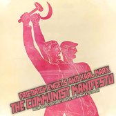 Roze illustratie van twee mannen met een hamer en sikkel, met de tekst 'The Communist Manifesto' en auteursnamen.