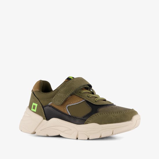 Schuin zijaanzicht van de groene Blue Box sneaker met beige zool en contrasterende zwarte elementen.