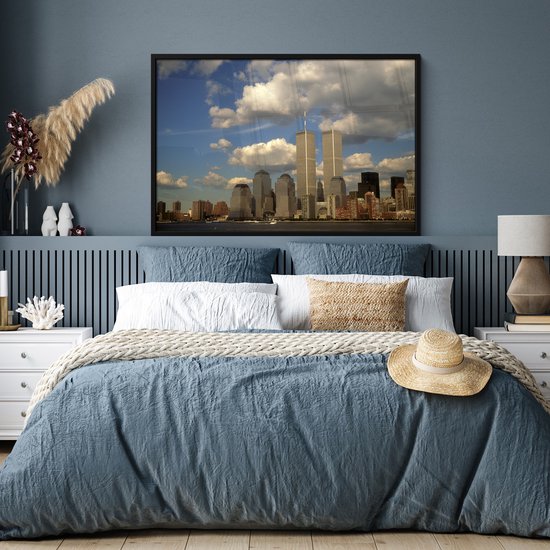 Affiche avec cadre World trade Center - Des nuages entourent le World trade center à New York - cadre photo noir - 120x80 cm - Affiche avec cadre