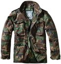 Groene camouflage jas met opstaande kraag, rits en drukknoopsluiting. De jas heeft vier zakken op de voorkant.
