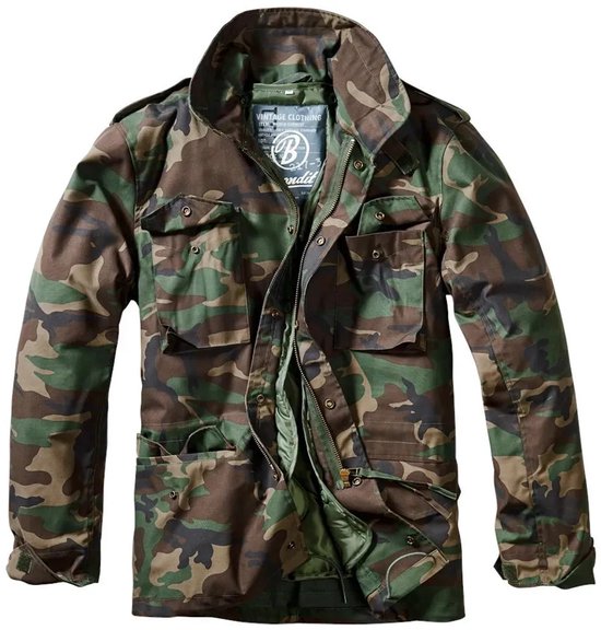 Groene camouflage jas met opstaande kraag, rits en drukknoopsluiting. De jas heeft vier zakken op de voorkant.
