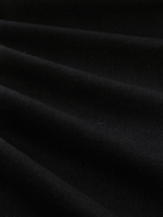 Donkerzwart denim met fijne textuur en vouwen.