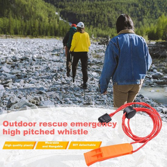 Oranje noodfluitje met koord op de achtergrond van wandelaars, tekst: Outdoor rescue emergency high pitched whistle.