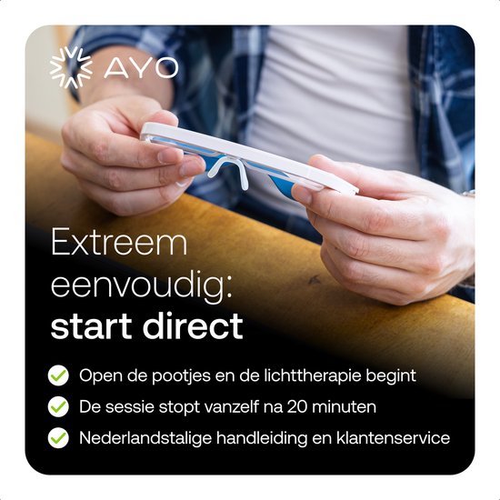 Man met bril die een AYO-bril vasthoudt. Extreem eenvoudig: start direct. Open de pootjes en de lichttherapie begint.