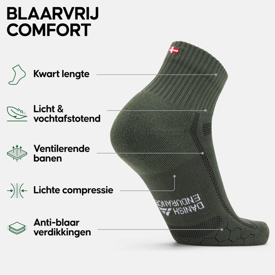 Militaire groene sok met de tekst 'Kwart lengte'. Licht & vochtafstotend, ventilerende banen, lichte compressie, anti-blaar verdikkingen.