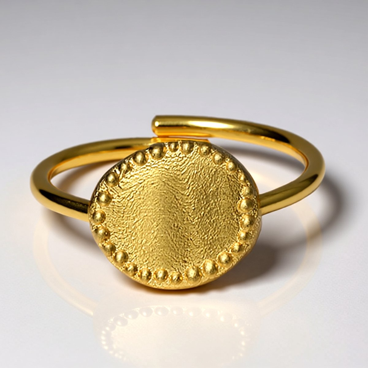 Cavill - Modieuze Zilveren Damesring - 925 Sterling Zilver - Geel Verguld - Ring Maat 18 - Elegante Textuur Ring - Tijdloos Design