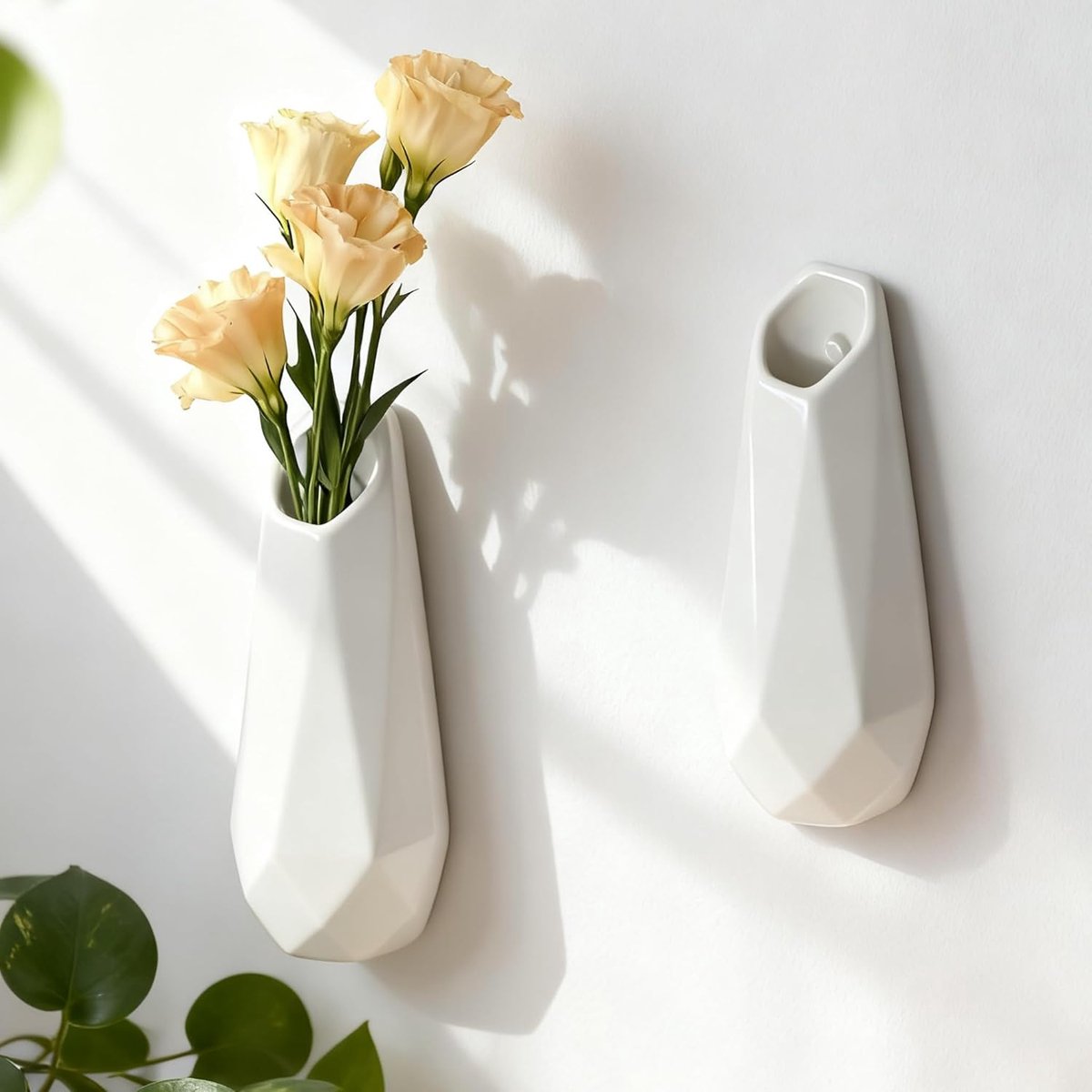 SnelShoppen - Moderne Witte Keramische Wandvaas 14 cm Hangende Vaas voor Bloemen en Planten Elegante Wanddecoratie voor Woonkamer, Kantoor en Keuken