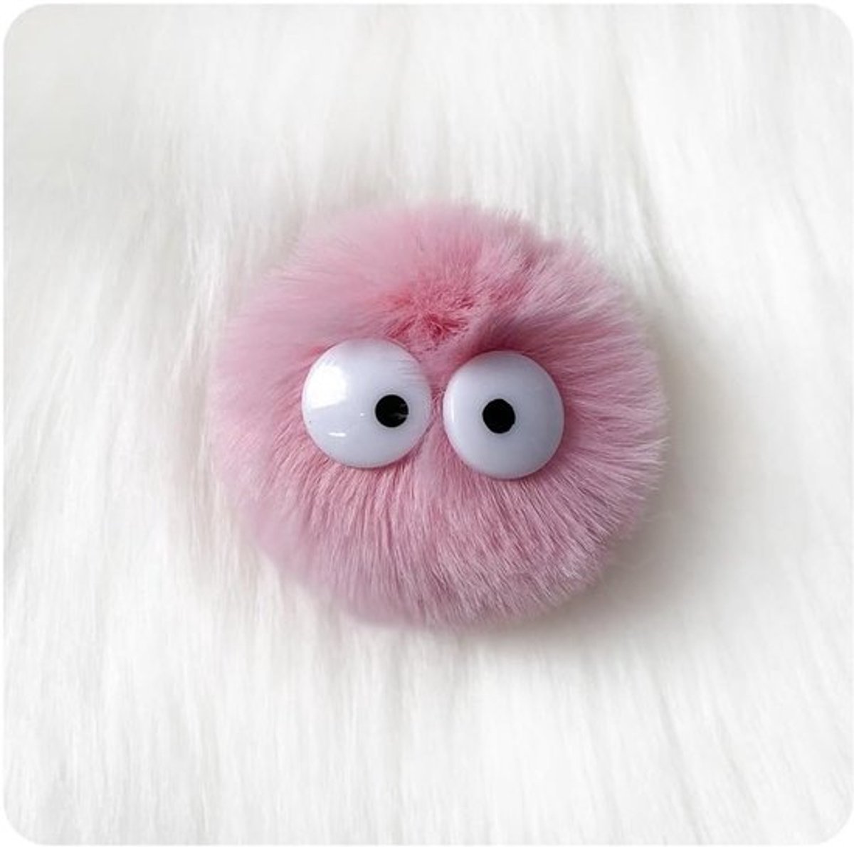 Vervangbare Faux Fur Pompoms van 5 cm met Cartoon Ogen voor Sleutelhangers, Tassen en DIY Projecten - Donkerroze Decoratieve Bollen