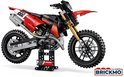 LEGO Technic Ducati motorfiets op standaard: rood, zwart en zilver met gedetailleerd motorblok en offroad banden.