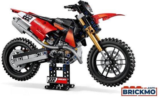 LEGO Technic Ducati motorfiets op standaard: rood, zwart en zilver met gedetailleerd motorblok en offroad banden.