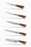Couteaux de cuisine Damas avec manches en bois. De gauche à droite : couteau d'office, couteau à désosser, couteau de chef, couteau à pain, couteau santoku.