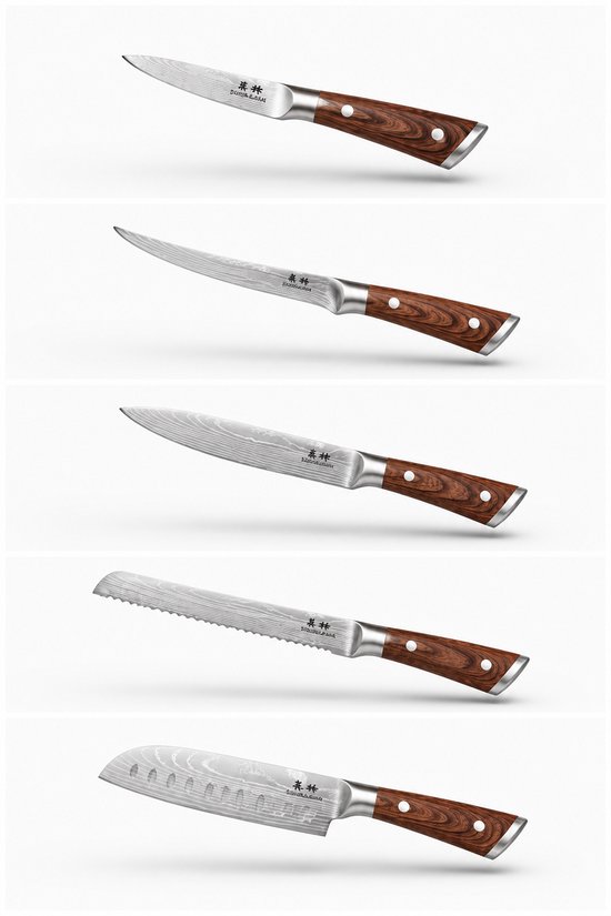 Couteaux de cuisine Damas avec manches en bois. De gauche à droite : couteau d'office, couteau à désosser, couteau de chef, couteau à pain, couteau santoku.