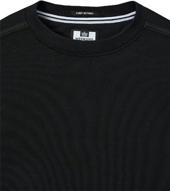 Zwarte sweater met ronde hals, binnenzijde kraag met 'ADMIT NOTHING' label en gestreept detail.