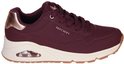 Bordeauxrode Skechers sneaker met vetersluiting, crèmekleurige zool en goudkleurige hiel.