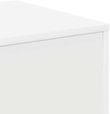 Close-up van de witte bijzettafel, waarbij de gladde textuur en de scherpe randen van het bewerkte hout zichtbaar zijn.