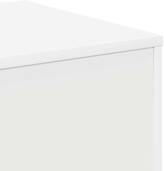 Close-up van de witte bijzettafel, waarbij de gladde textuur en de scherpe randen van het bewerkte hout zichtbaar zijn.
