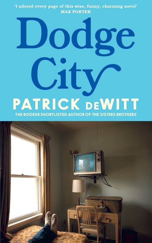Boekcover met de titel 'Dodge City' van Patrick DeWitt. Daaronder een foto van een hotelkamer met een bed, bureau, tv en een koffer.