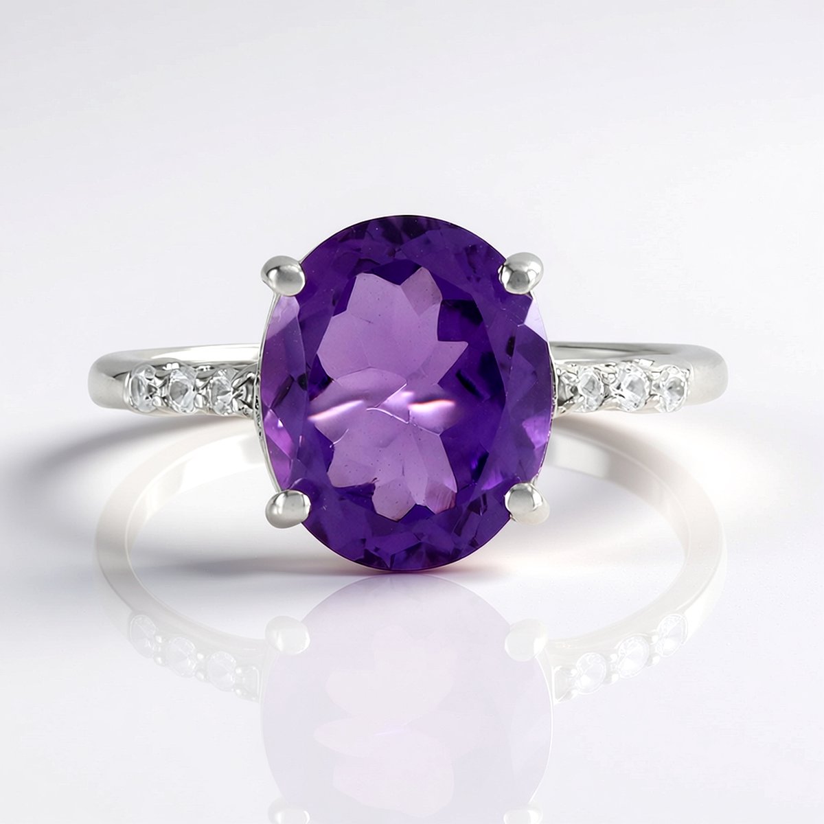 Cavill - Elegante Damesring - 925 Sterling Zilver met Platinum Coating - 3,277 ct Ovale Braziliaanse Amethist & 0,101 ct Witte Topaas