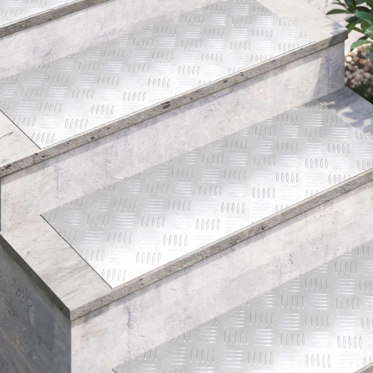 Trap Tred 2 Stuks 80 x 30 cm | Antislip checkerplate patroon, geschikt voor binnen en buiten, eenvoudig te reinigen, duurzaam en lichtgewicht
