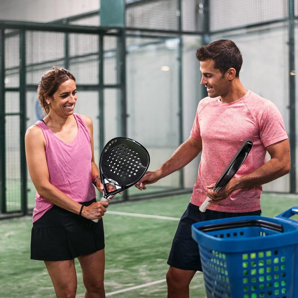 Lìon® Padelracket – Inclusief Draagtas – Comfortabel Padel Racket voor Beginners, Trainingen en Wedstrijden - Zwart - 46cm x 26cm x 4cm
