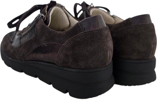 Achteraanzicht van een paar bruine suède veterschoenen.