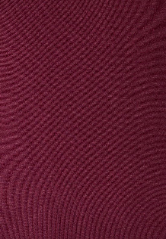 Textuur van bordeauxrode stof met fijne ribbels.
