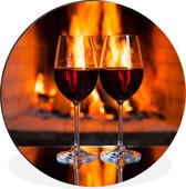 WallCircle - Wandcirkel - Muurcirkel - Twee glazen rode wijn bij een open haard - Aluminium - Dibond - ⌀ 120 cm - Binnen en Buiten XXL