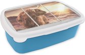 Broodtrommel Blauw - Lunchbox - Brooddoos - Schotse hooglander - Doorkijk - Zonsondergang - 18x12x6 cm - Kinderen - Jongen