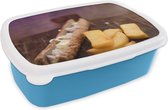 Broodtrommel Blauw - Lunchbox - Brooddoos - Een frikandel met kleine patat op een houten snijplank - 18x12x6 cm - Kinderen - Jongen