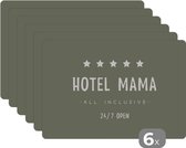 Placemat - Placemats kunststof - Spreuken - Hotel mama all inclusive 24/7 open - Quotes - Mama - 45x30 cm - 6 stuks - Hittebestendig - Anti-Slip - Onderlegger - Afneembaar