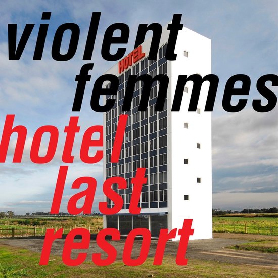 Witte hotel met zwarte ramen en de tekst 'violent femmes hotel last resort'.